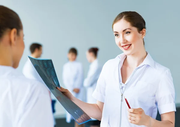 Doctor talking with a colleague — Stock Photo, Image