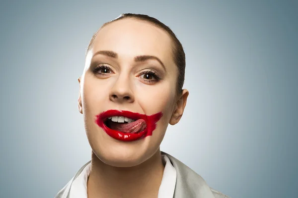 Ung kvinna med levande röda mun — Stockfoto