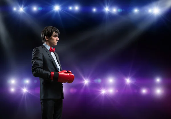 Empresario con guantes de boxeo en el ring — Foto de Stock