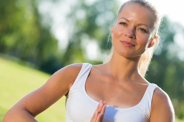 Parkta yoga yapan kadın. — Stok fotoğraf