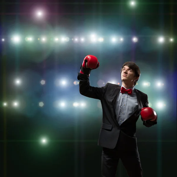 Podnikatel s Boxerské rukavice v ringu — Stock fotografie