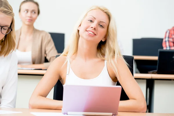 Schüler im Klassenzimmer — Stockfoto