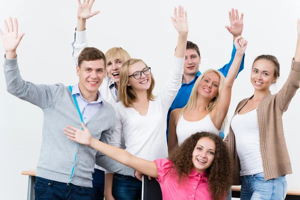 Schüler in der Klasse hoben die Hände — Stockfoto