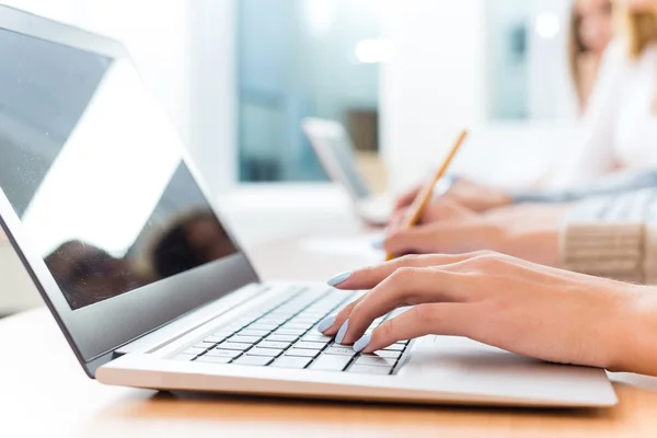 Primer plano de las manos femeninas en el teclado del ordenador portátil —  Fotos de Stock