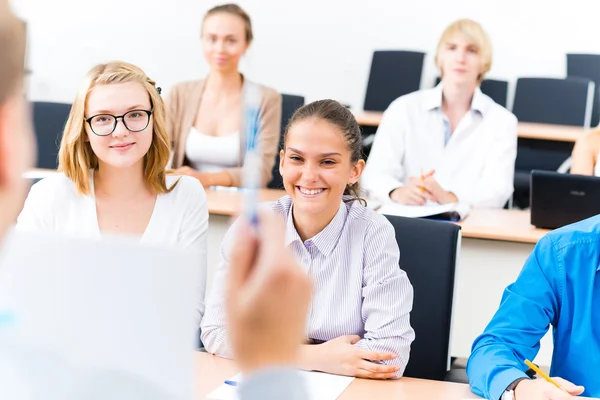 Studenti na univerzitě — Stock fotografie