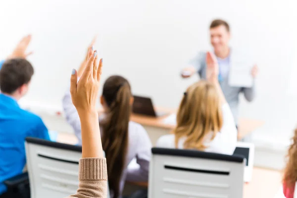 Weibliche Hand in der Klasse erhoben — Stockfoto