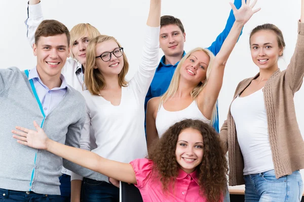 Les élèves de la classe levèrent la main — Photo