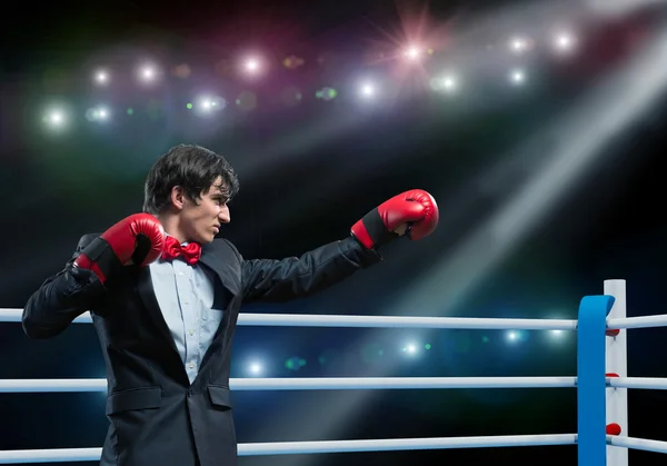 Geschäftsmann mit Boxhandschuhen im Ring — Stockfoto