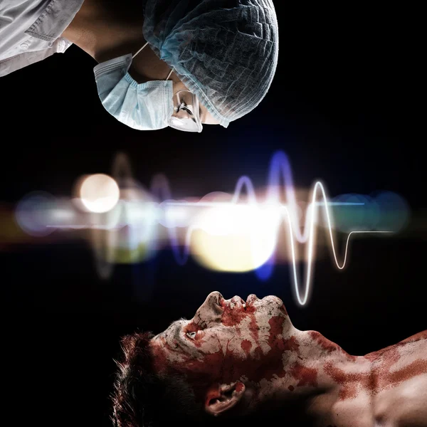 Wounded man and the doctor — Stock Photo, Image