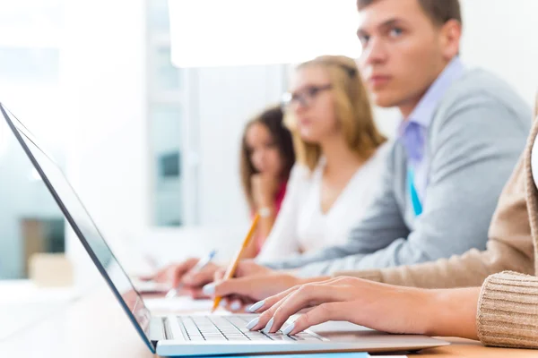 Primer plano de las manos femeninas en el teclado del ordenador portátil — Foto de Stock