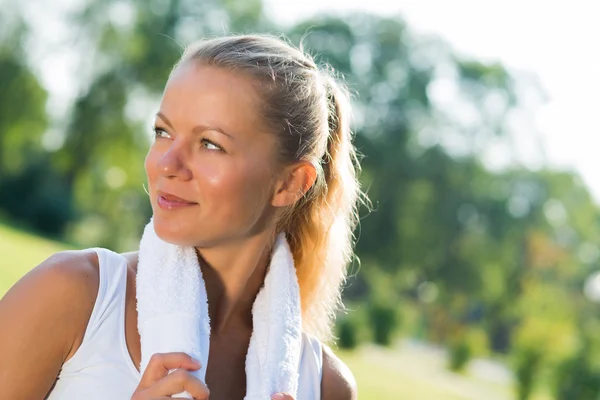 Aantrekkelijke vrouw met een witte handdoek — Stockfoto