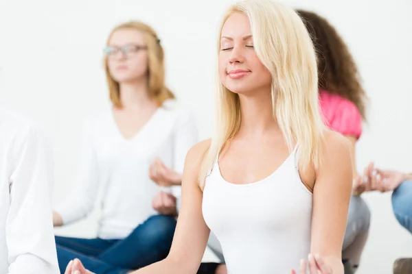 Kapalı gözlerle meditasyon, genç bir kadın — Stok fotoğraf