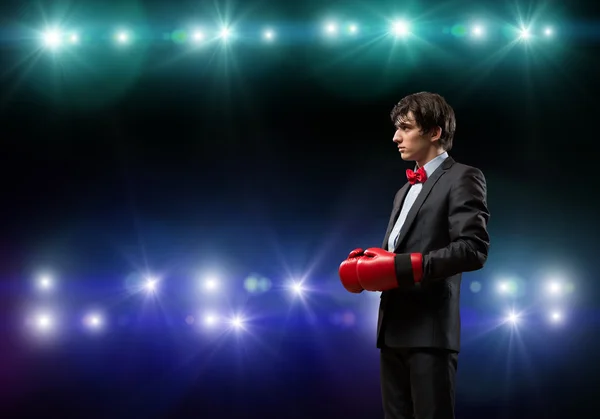 Empresario con guantes de boxeo en el ring —  Fotos de Stock