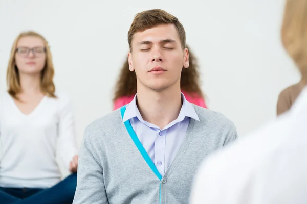 Jovem, meditando com os olhos fechados — Fotografia de Stock