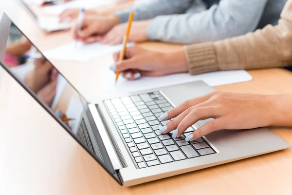 Primer plano de las manos femeninas en el teclado del ordenador portátil —  Fotos de Stock