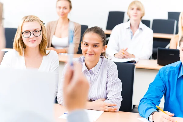 Studenten an der Universität — Stockfoto