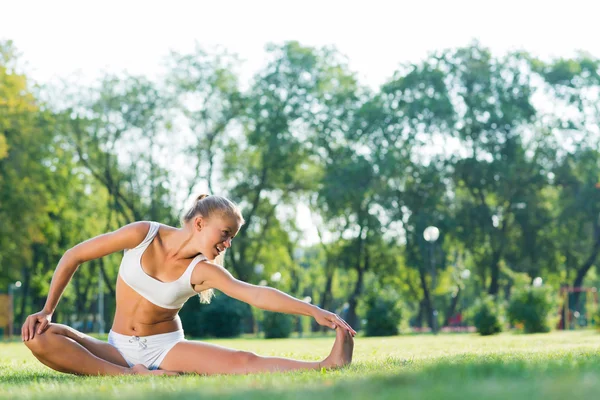 Parkta yoga yapan kadın. — Stok fotoğraf