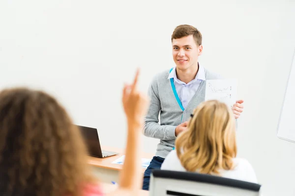 Leraar in gesprek met studenten — Stockfoto