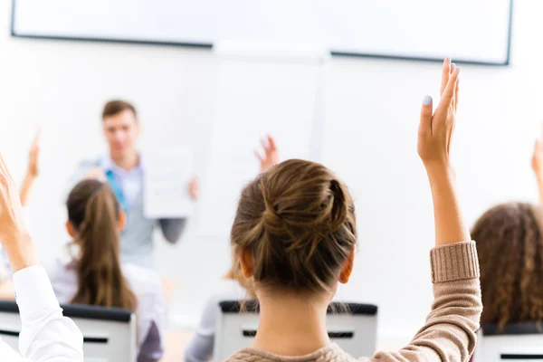 Weibliche Hand in der Klasse erhoben — Stockfoto