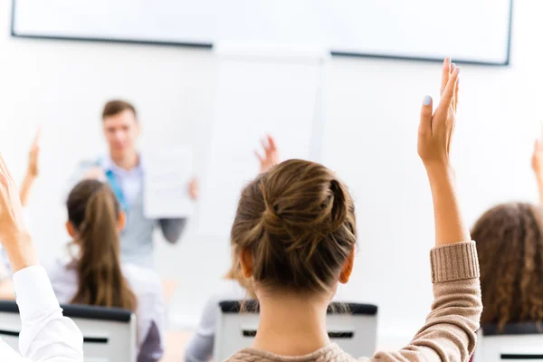 Mano femenina levantada en clase —  Fotos de Stock