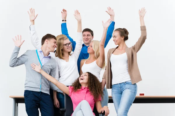 Studenten in de klas aan de orde gesteld hun handen — Stockfoto