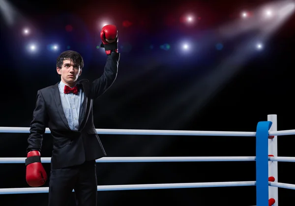Бизнесмен в боксёрских перчатках на ринге — стоковое фото
