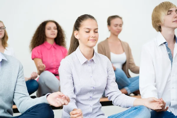 Gruppo di giovani che meditano — Foto Stock