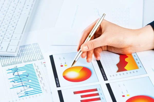 Weibliche Hand zeigt auf das Finanzwachstumsdiagramm — Stockfoto