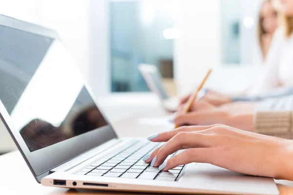 Primer plano de las manos femeninas en el teclado del ordenador portátil —  Fotos de Stock