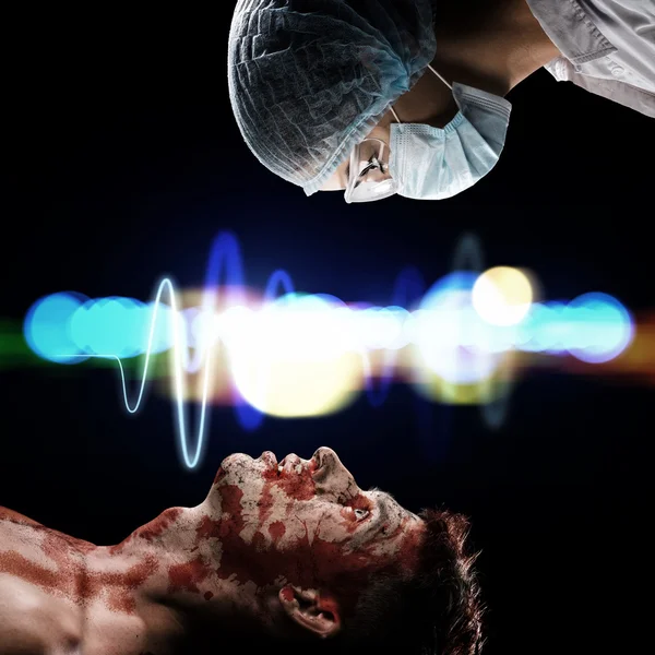 Wounded man and the doctor — Stock Photo, Image