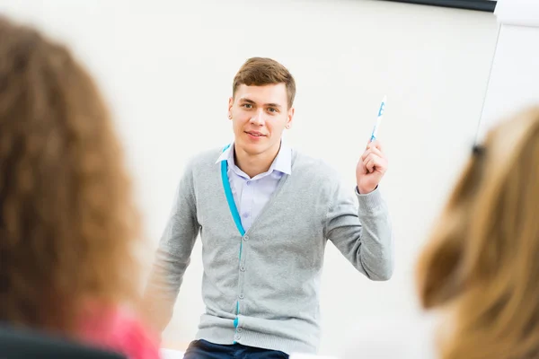 Teacher talking with students — Stock Photo, Image