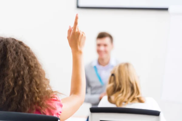 Weibliche Hand in der Klasse erhoben — Stockfoto