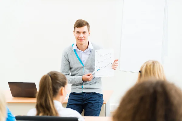 Läraren pratar med elever — Stockfoto