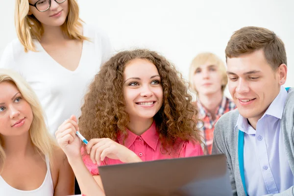 Estudantes juntos para discutir palestra — Fotografia de Stock