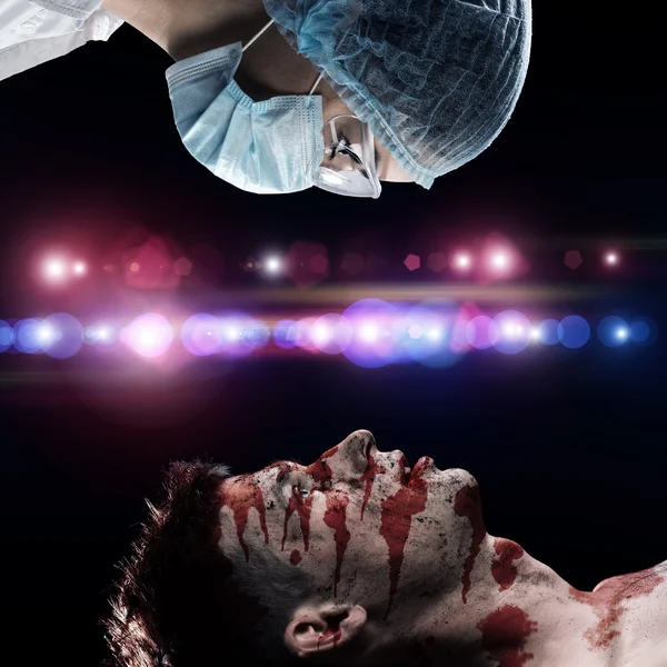 Wounded man and the doctor — Stock Photo, Image