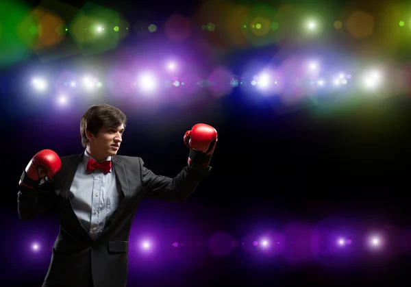 Geschäftsmann mit Boxhandschuhen im Ring — Stockfoto