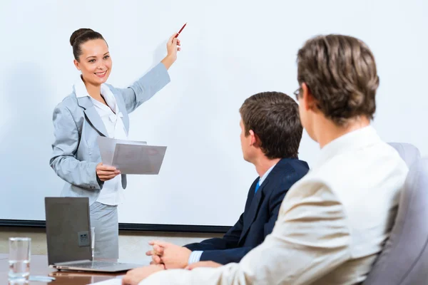 Business woman showing a presentation — Stock Photo, Image