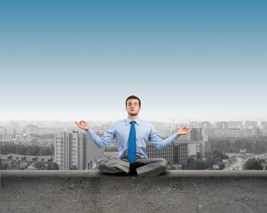İşadamı meditasyon yapıyor