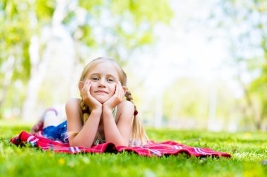 niña sonriente en un parque