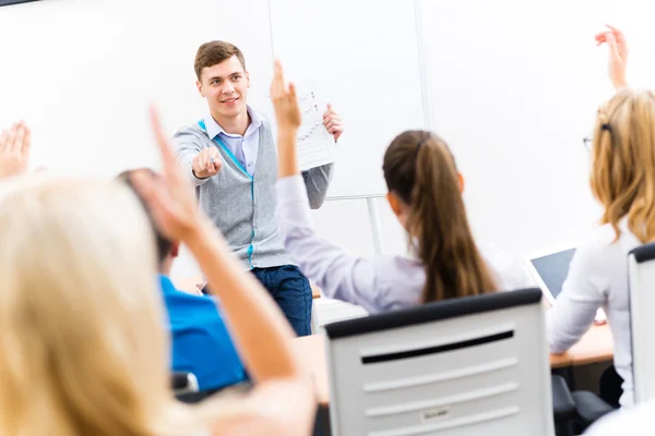 Teacher talking with students — Stock Photo, Image
