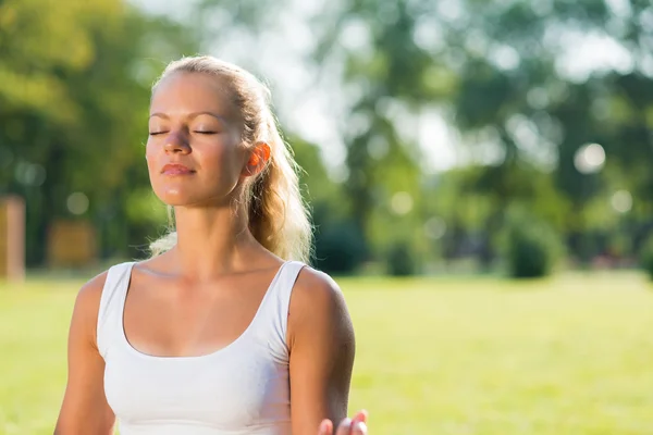 Frau der Übungen im Park — Stockfoto