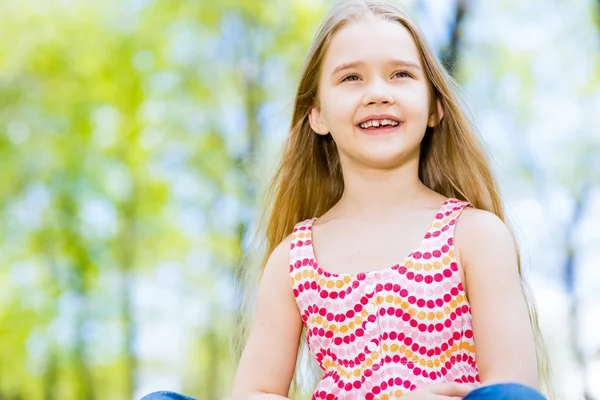 Menina no parque — Fotografia de Stock