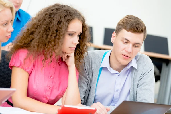 Students looking at laptop monitor — Stock Photo, Image