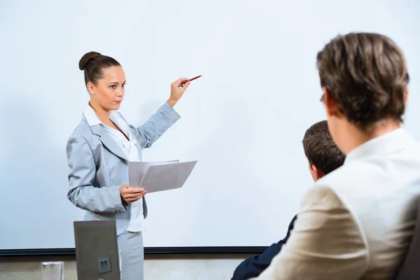 Affärskvinna som visar en presentation — Stockfoto