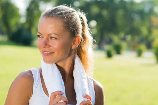 Attraktive Frau mit weißem Handtuch — Stockfoto