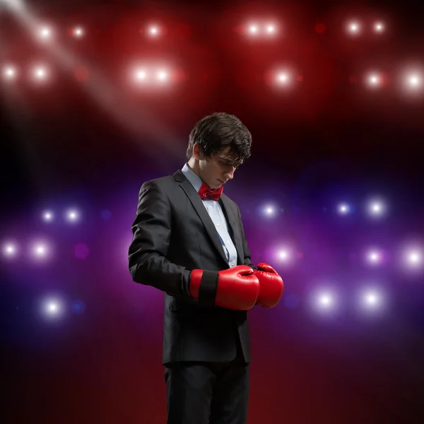 Homme d'affaires avec gants de boxe — Photo