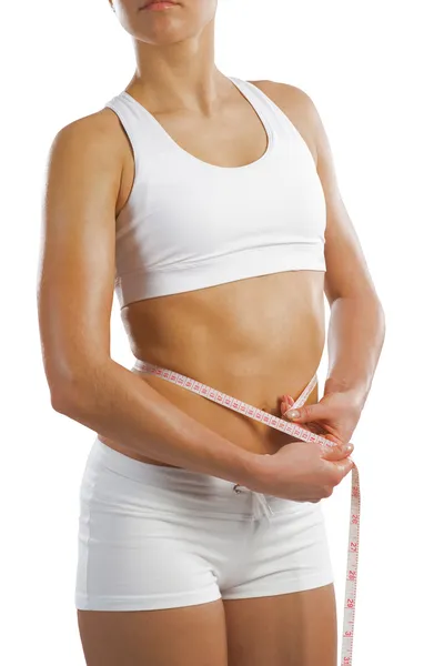 Mulher atlética medindo fita métrica de cintura — Fotografia de Stock