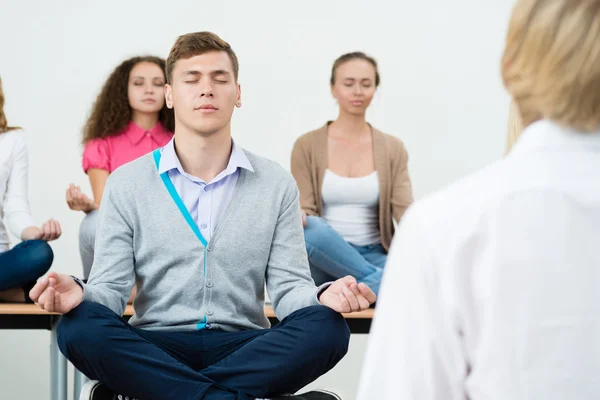 Giovani che meditano — Foto Stock