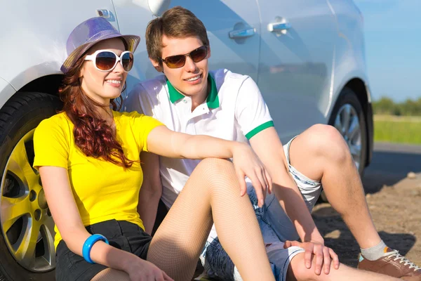 Jovem casal ao lado do carro — Fotografia de Stock