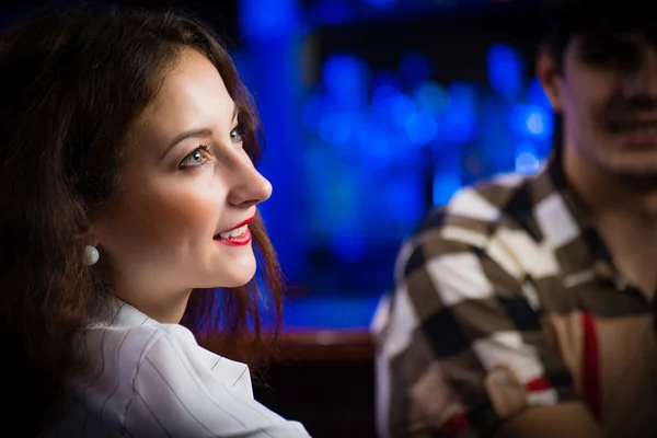 Vrouw in een bar — Stockfoto